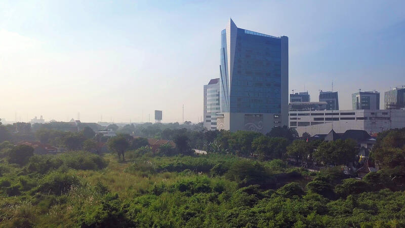 AMG Tower di ruas jalan utama, anti macet dan banjir